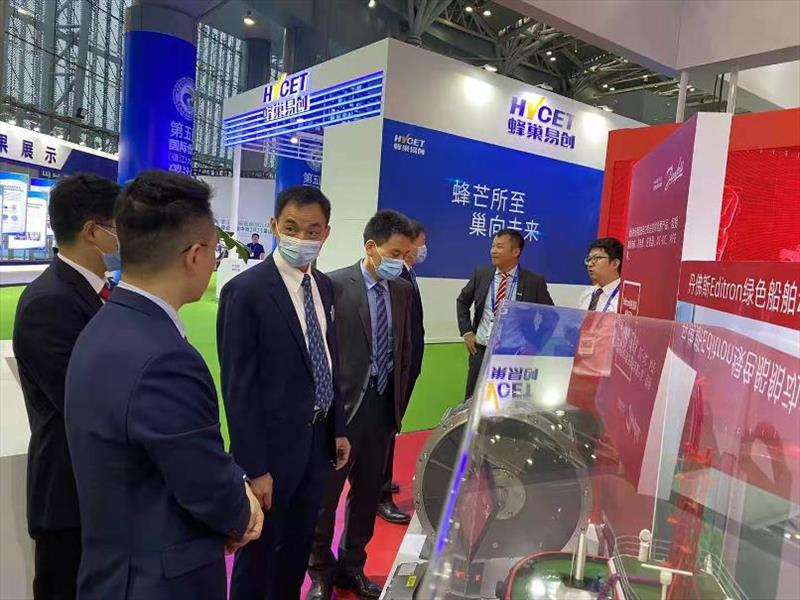 Chao Wang introduce Editron product to Haisong Zhang - photo © Danfoss Editron