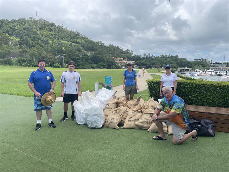 Volunteers from CSMR Rotary and Tangaroa Blue - photo © Coral Sea Marina Resort