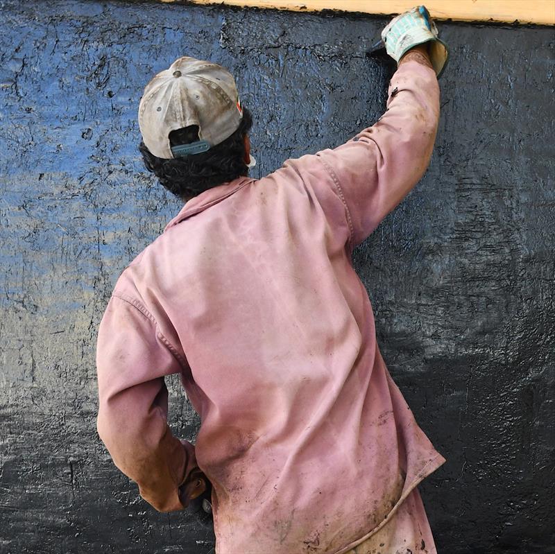 Applying bitumen to the Magan Boat - photo © Emily Harris / Zayed National Museum