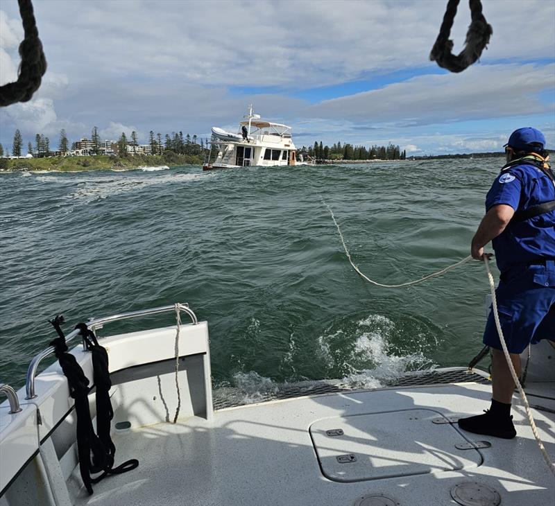 A line is established - photo © Marine Rescue NSW