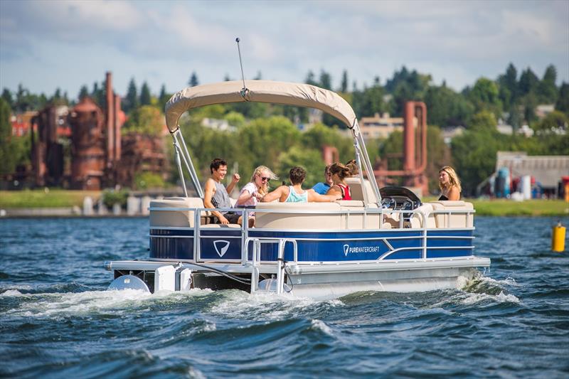 Sun Tracker 20 DLX Party Barge - photo © Daniel Zetterstrom