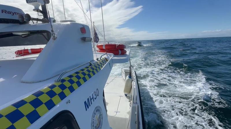 Middle Harbour 30 tows a disabled vessel to safety May 4 - photo © Marine Rescue NSW