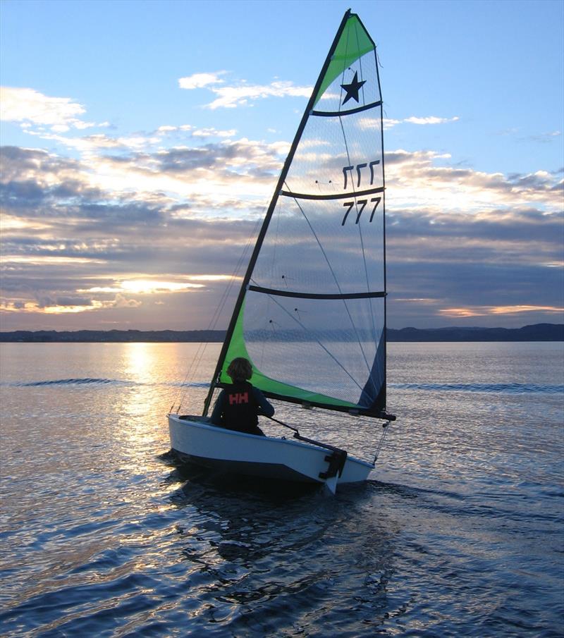 Sam MacKay sailing the prototype fibreglass Starling. In an effort to modernise the rig for the Korean marketplace, carbon spars and a radial mylar sail were fitted. The 777 sail numbers were thought to be a lucky combination in that country. - photo © Brian Peet